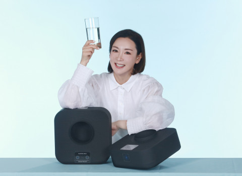 에스씨엘 홍보모델로 발탁된 배우 이상아가 수소수 제조기 슈퍼바이오를 선보이고 있다