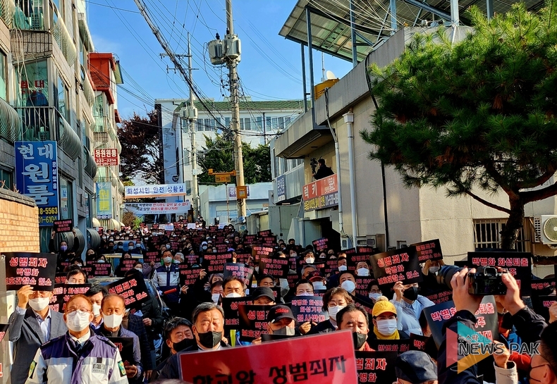 '박병화 화성 퇴출 시민비상대책 위원회'는 박병화 화성 퇴출 전쟁을 선포하며 결의 다져
