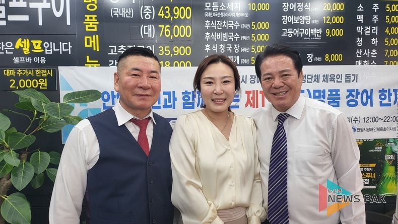주)명품식품 이주영 대표와 이주영 대표 부인, 최대호 시장 모습