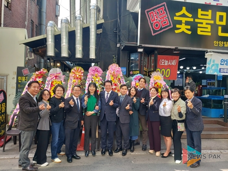'안양시민과 함께하는 제 1회 명품 장어 한끼 나눔 행사' 매출 기부에 힘을 보태기 위해 참여한 최대호 시장 모습