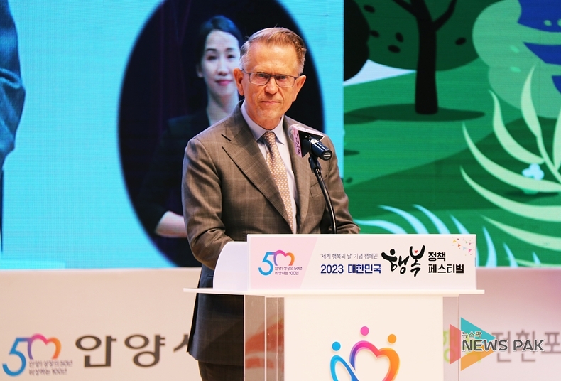 안양에서 열린 '대한민국 행복정책 페스티벌' 에서 축사를 전하고 있는 페카 메초 핀란드 대사 모습