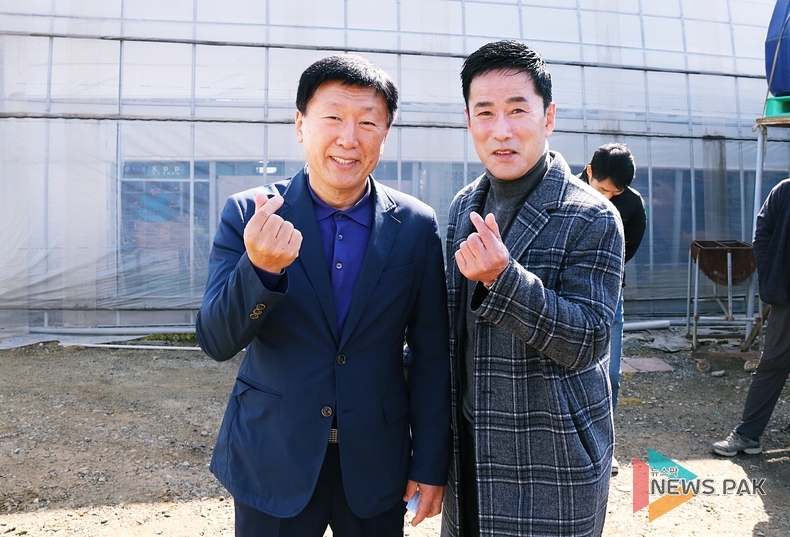 화성시 서화성농협(조합장 박창운), '드론방제사업' 드론시연회 개최 / 박창운 조합장 & 무성항공 이원하 이사 모습