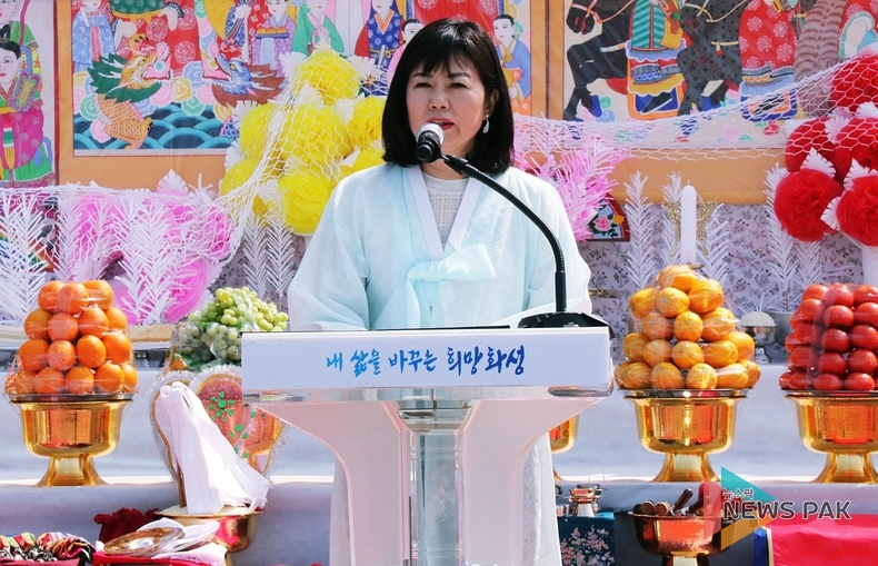 제 10회 화성시 궁평항 풍어제 화성시 문화원 유지선 원장 격려사 전하는 모습