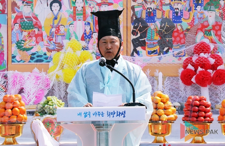 궁평항 풍어제추진위원회 김진삼 위원장 궁평항 풍어제 개막사를 전해는 하는 모습