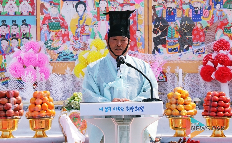제 10회 화성시 궁평항 풍어제 축사를 전하는 화성시의회 오문섭 부의장 모습