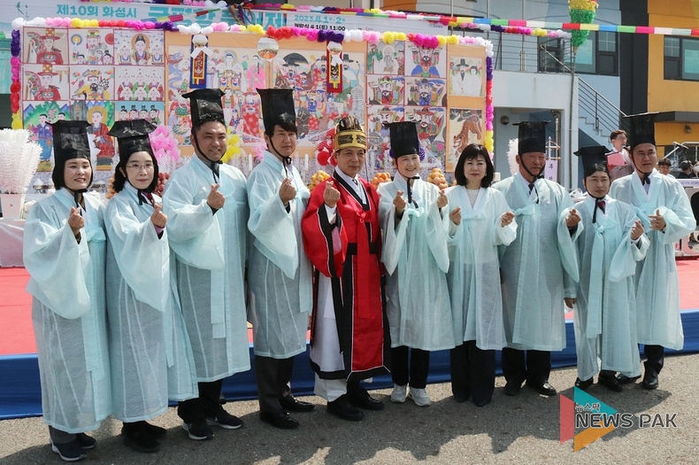 화성시, 1일~2일 만선의 꿈 '제10회 궁평항 풍어제' 개막식 성료후 특설무대 앞에서 기념사진 촬영중