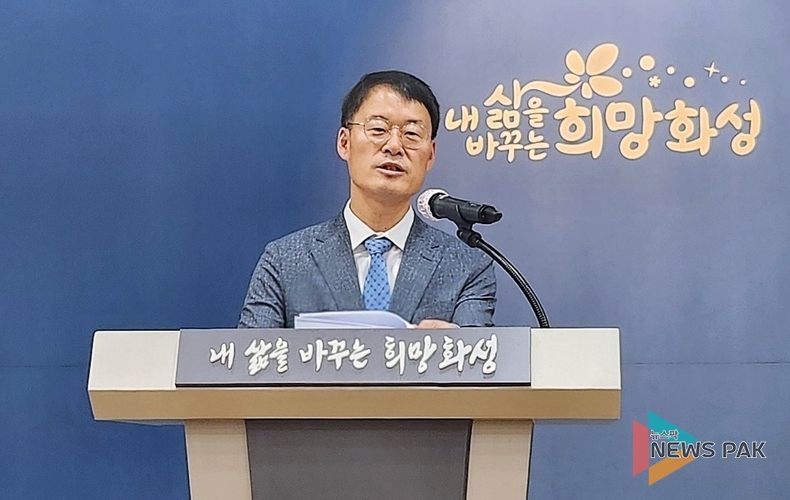화성시 대표 축제이자, 수도권 최대 해양축제인 ‘제13회 화성 뱃놀이 축제’를 널리 알리고 진행 사항에 대해 소개중인 여가문화국 박민철 국장모습