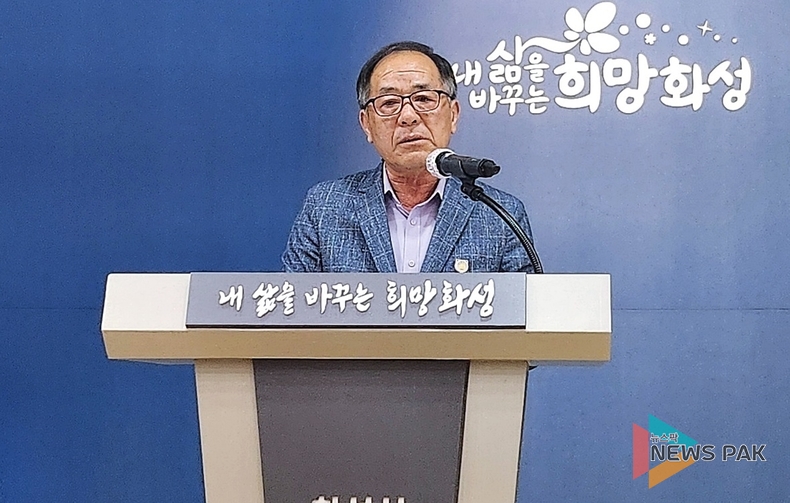 인공지능 챗봇 개발 진행 사항 및 기대효과, 향후 추진 계획을 설명중인 자치행정국 한성택 민원봉사과장 모습