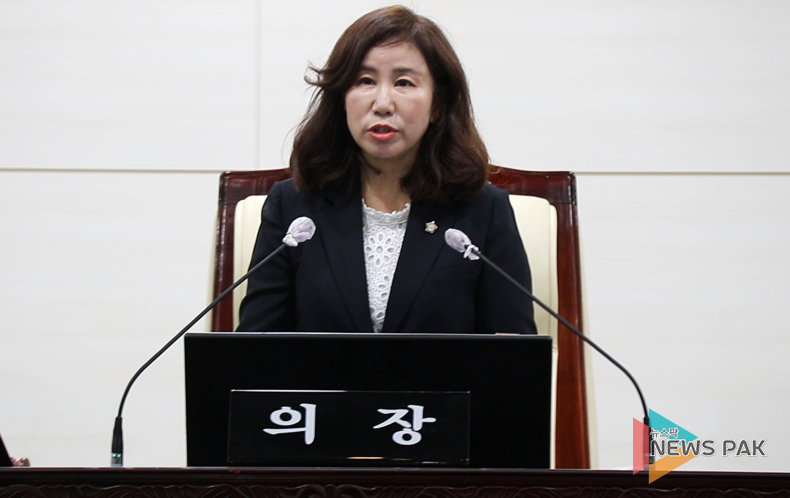 화성시의회, 제222회 제1차 정례회 '화성오산교육지원청 분리신설 촉구 건의안' 제안설명중인 김경희 의장 모습