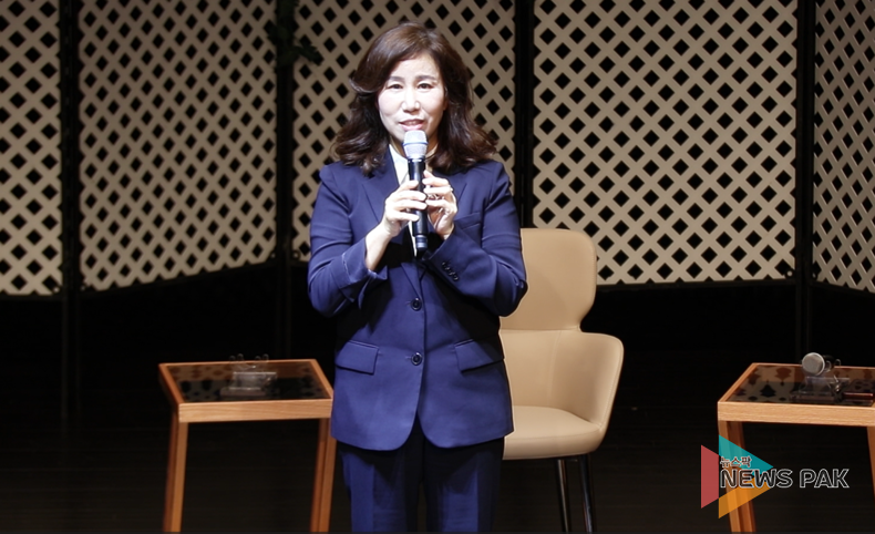 제9대 화성시의회 개원 1주년을 맞아 "100만 화성, 시민과 함께 말하다" 기념행사 // 인사말 전하는 김경희 의장 모습