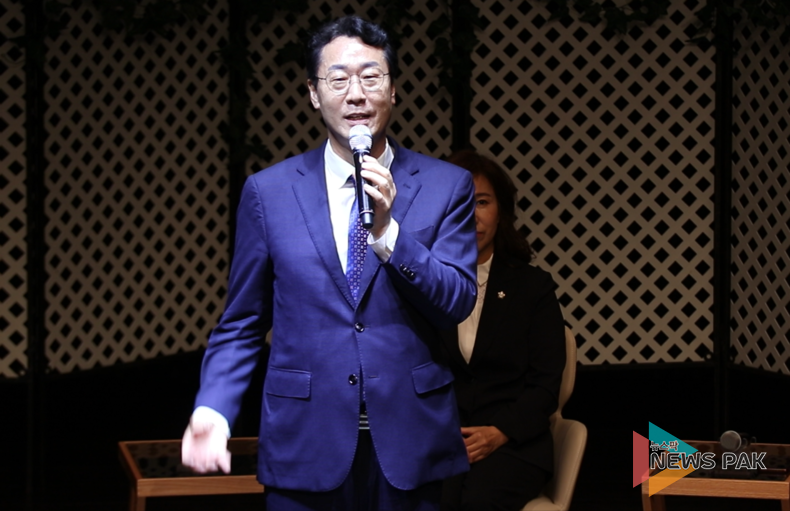 제9대 화성시의회 개원 1주년을 맞아 "100만 화성, 시민과 함께 말하다" 기념행사 / 축사전하는 정명근 시장 모습
