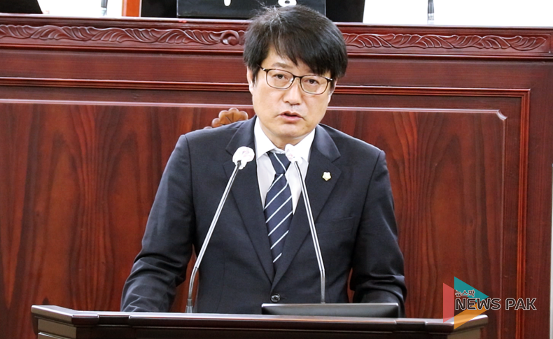 화성시의회 , 제223회 임시회 제1차 본회의 개회 / 5분 자유발언 중인 유재호 의원 모습