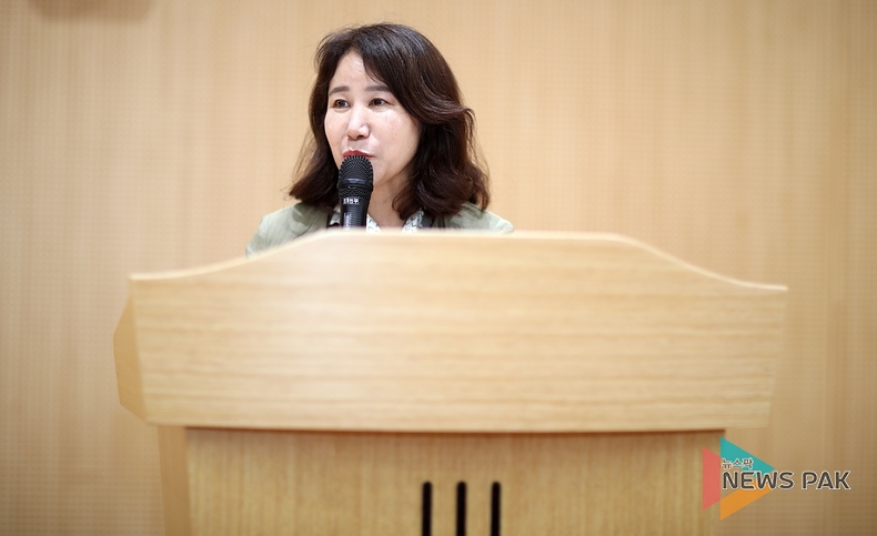 화성시소공인협의회 동탄지부 창립총회 및 기념식 축사 전하는 화성시의회 김경희 의장 모습