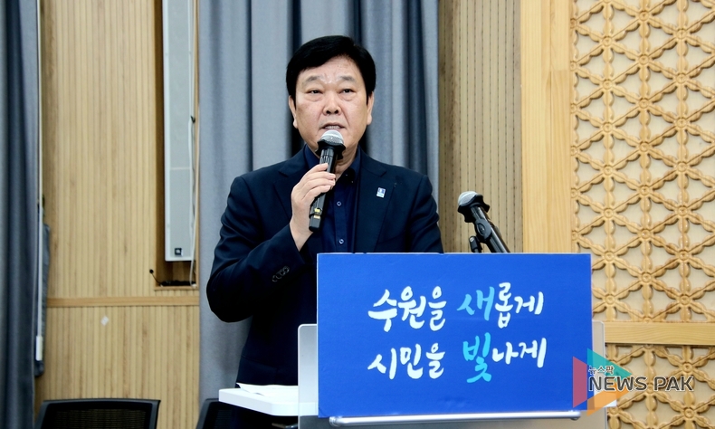 '민선 8기 9월 정례 언론브리핑'을 통해 '힐링폴링 수원화성' 4개 축제를 소개중인 이상수 수원시 문화청년체육국장 모습