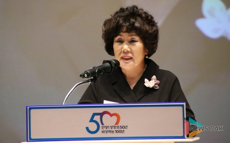 '2023 양성평등주간 기념행사' 대회사를 전하는 이승복 안양시 여성단체협의회 회장 모습