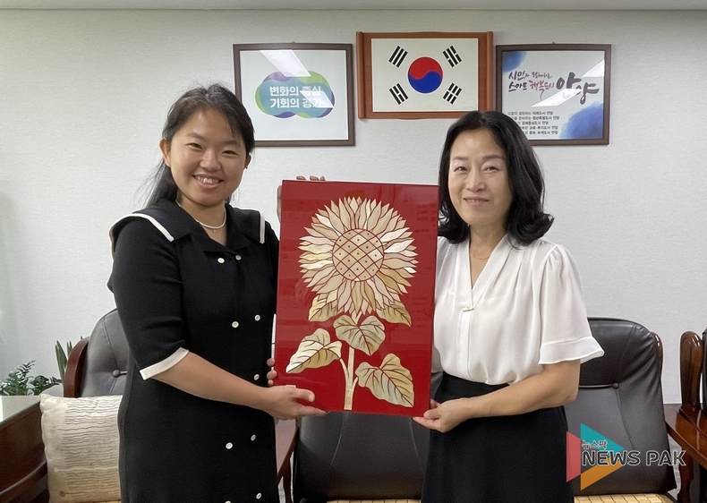 안양시 평촌동 행정복지센터, 맥간공예 작품 기증받아 상설 전시
