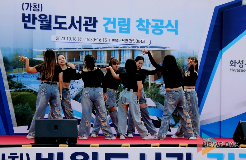 반월동 주민차지 센터를 운영하는 나인포스댄스팀의 방송댄스 공연
