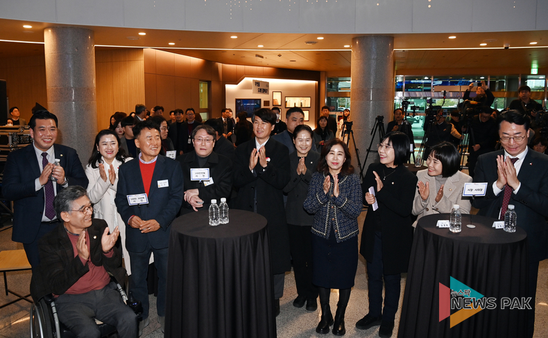 김경희 화성시의장, '100만 화성시민증서' 전달식 참석... 100만 인구 돌파 축하