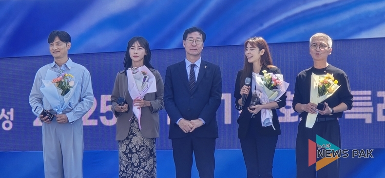 화성시, 제14회 ‘화성 뱃놀이 축제’ 개막식 성료- 정명근시장님과 화성시 홍보대사들 모습