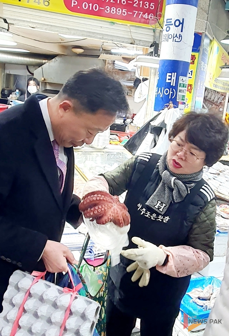 구매탄 전통시장에서 장을보며 설 명절 인사를 나누는 이요림 회장