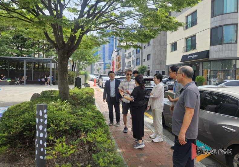 홍종철 수원특례시의회 의원, 광교대학로마을 고래등어린이공원 시설 점검 및 현장 민원 청취