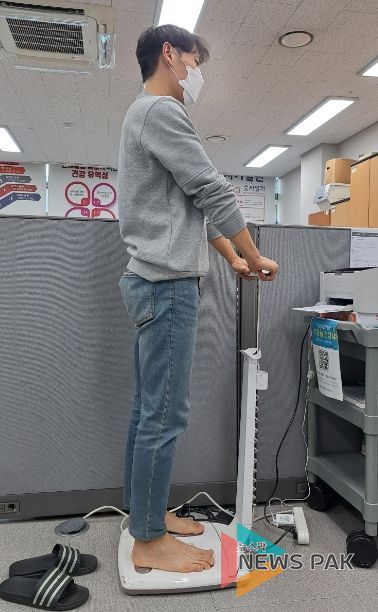 한 시민이 보건소에서 체질량지수(BMI)를 측정하고 있는 모습