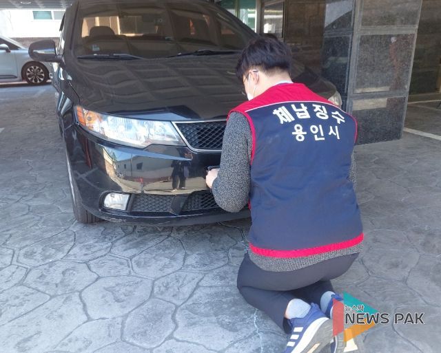 시 관계자가 체납차량 번호판을 영치하고 있는 모습