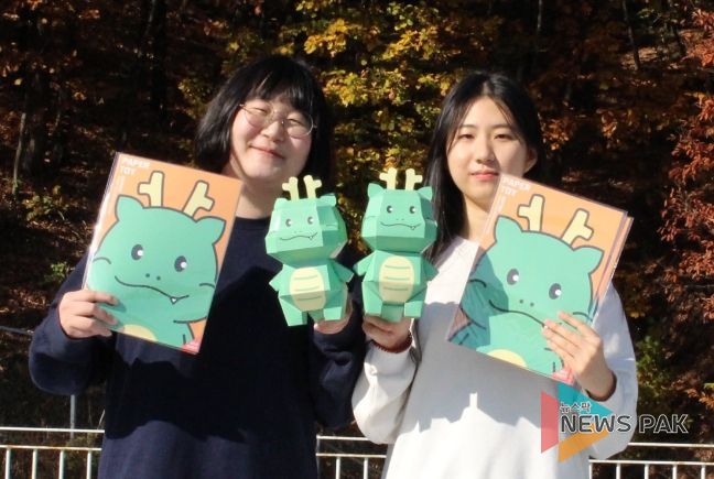 조아용 페이퍼토이를 개발한 이수정(오른쪽)씨가 친구와 조아용 페이퍼토이와 특별 제작한 조아용을 들고 기념 촬영을 하고 있다.