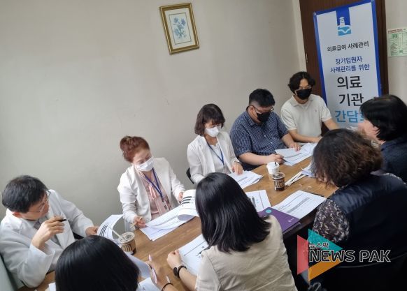 수원시 관계자가 18일 위더스요양병원 관계자와 대화하고 있다.