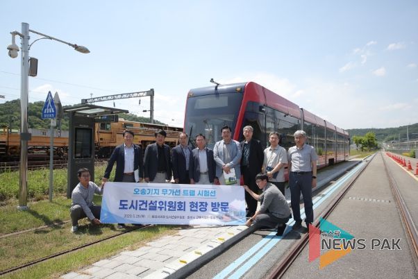 화성시의회 도시건설위원회 소속 의원들과 철도기술연구원 직원들이 기념촬영을 하고 있다.