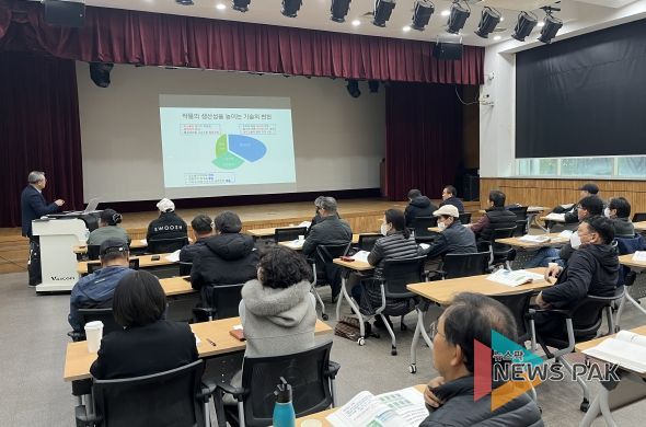 김포시농업기술센터가 11월 16일 농업기술센터 대회의실에서 농업인 30여명이 참석한 가운데 ‘채소 양액재배 기초 교육’을 실시했다