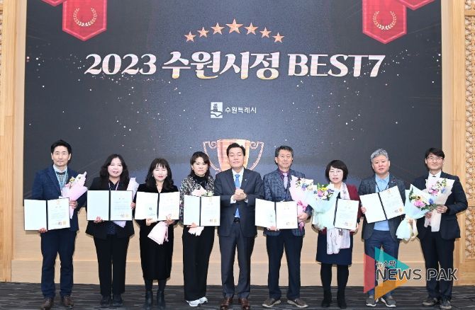 이재준 수원시장(가운데)이 수상 부서 공직자들과 기념촬영을 하고 있다.