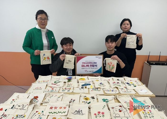 ‘패브릭 물감으로 미니 백 꾸미기’ 프로그램에 참여한 봉사자 단체사진