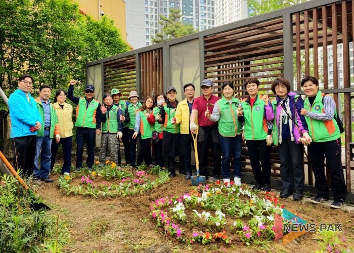 광명시 광명7동 행정복지센터는 지난 16일 주민과 함께하는 꽃 심기 행사를 진행했다.