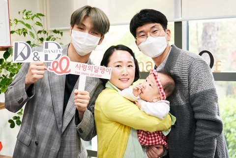 강다니엘이 김지연(가명) 아동 가족과 함께 기념 촬영을 하고 있다