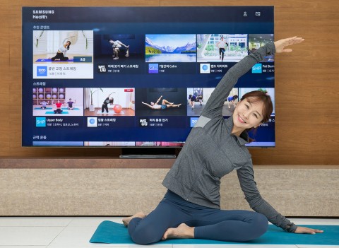 삼성전자 모델이 2020년형 삼성 스마트 TV용 삼성 헬스 앱으로 홈 트레이닝 영상을 시청하며 동작을 따라하고 있다