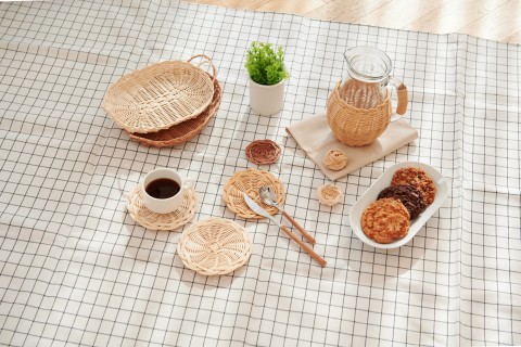 인테리어 소품 브랜드 므앙(MUANG)과 느루공방 소속 라탄 공예가 박희수씨가 함께 선보이는 홈카페 라탄공예품
