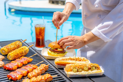 서귀포 칼호텔이 바비큐 디너와 풀 사이드 스낵바를 운영한다