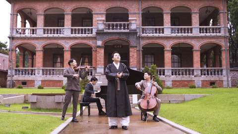 덕수궁 중명전 앞 촬영 중인 임형주와 레이어스