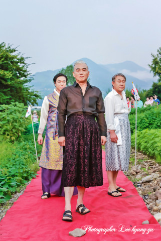 장백예술제 오프닝 행사이자 국내 최초로 열리는 ‘남성 치마 패션쇼’가 성황리에 마무리됐다