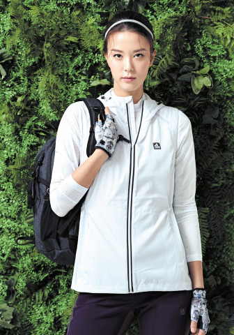 모델이 착용한 레드페이스 핀 라인 후디 우먼 베스트