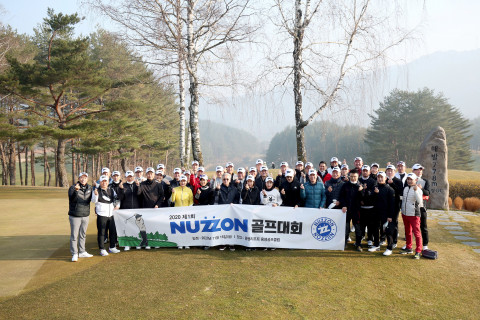 누죤패션몰 상인들과 운영진이 골프대회를 개최하고 기념 촬영을 하고 있다