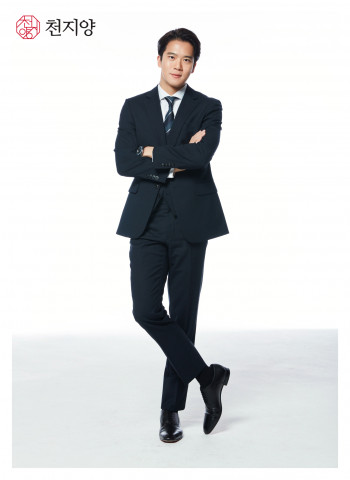 건강 전문 기업 헬스밸런스가 전통 한방 브랜드 천지양의 모델로 발탁한 배우 하석진