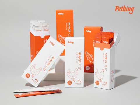 펫띵 공공일스틱은 나트륨에 취약한 고양이의 특성을 고려해 거의 무염에 가까운 0.01% 수준까지 나트륨을 낮춘 것이 특징이다