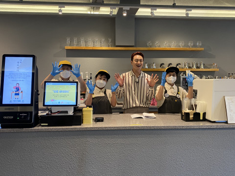 이천시니어클럽 카페 행복하이 바리스타 어르신들과 개그맨 김원효 씨가 함께 홍보 촬영을 하고 있다