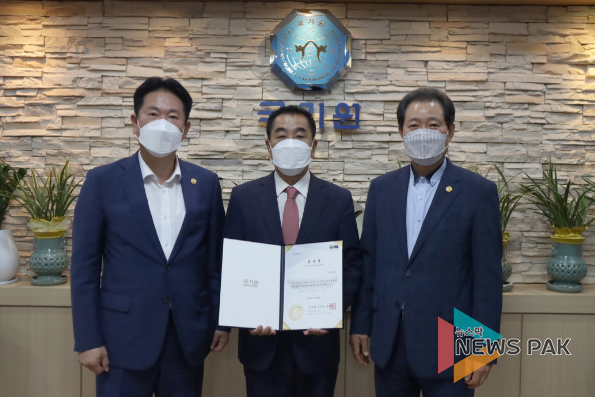 위촉식-국기원이 ‘태권도 유네스코 세계인류무형문화유산 등재 추진위원회’ 위원장으로 최재춘 전 대한태권도협회 사무총장을 위촉했다.