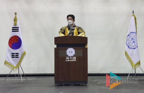 이동섭 국기원장이 ‘2021년도 제2차 9단 수여식’에서 인사말을 통해 9단 승단자들에게 최고 고단자로서 사명감을 갖고, 국기원 발전에 힘과 지혜를 모아줄 것을 당부하고 있다.