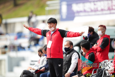 서울특별시 A팀 감독으로 대한축구협회장기에 나선 이원철 서울구산중 감독