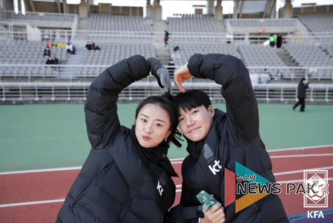 뉴질랜드와의 1차전을 마친 후 최유리(왼쪽)와 이금민.