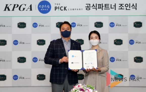 1일 조인식에서 기념촬영에 임한 KGT 김병준 대표이사(좌)와 (주)더픽컴퍼니 정은주 대표